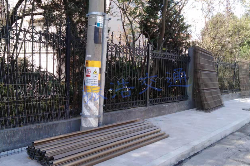 Wire mesh fence