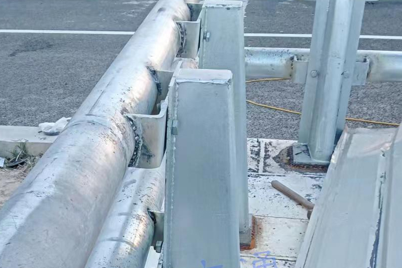 Bridge guardrail