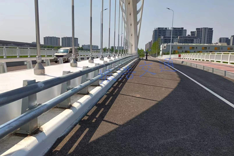 Bridge guardrail