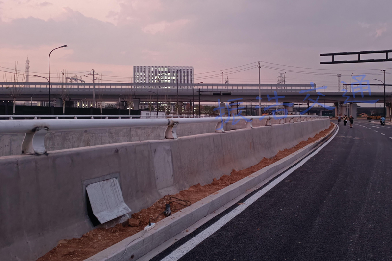 Traffic guardrail