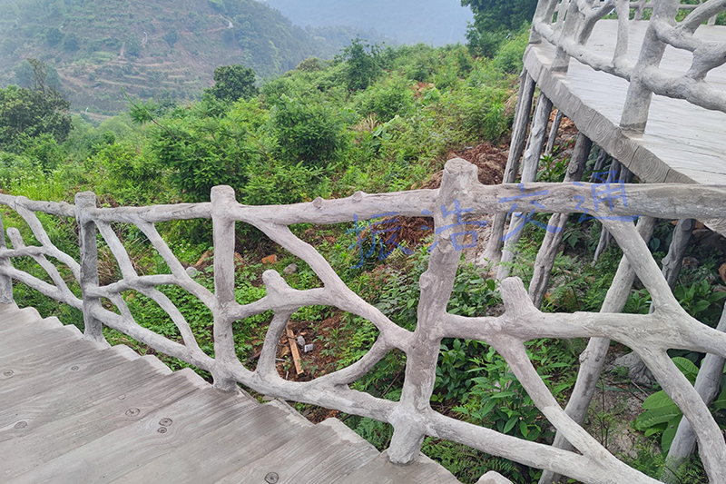Traffic guardrail