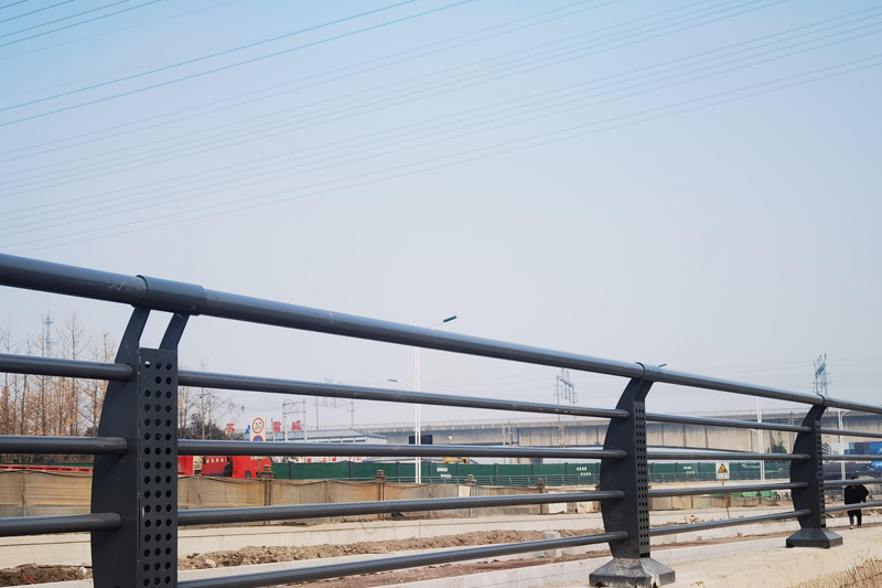 Traffic guardrail