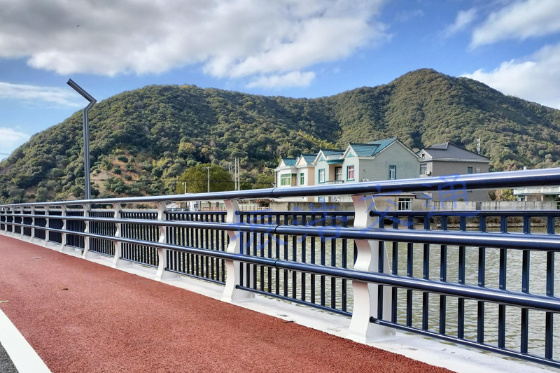 Traffic guardrail
